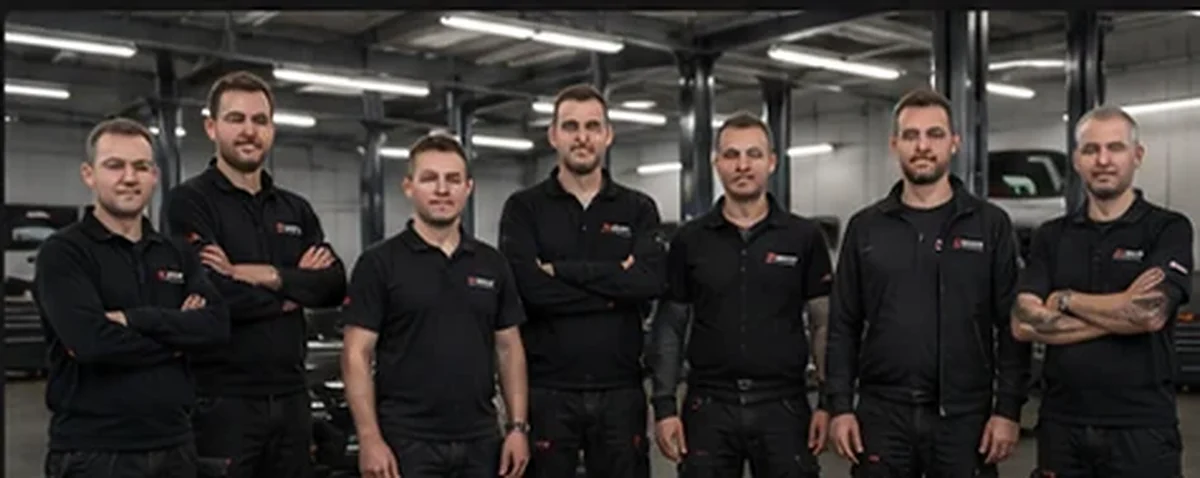 Mitarbeiter einer modernen Kfz-Werkstatt